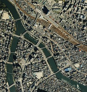 1988年の広島駅南周辺。国土交通省 国土画像情報（カラー空中写真）を基に作成。