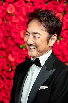 Ичимура Масачика из фильма «Человек, который изобрел Рождество» на церемонии открытия Токийского международного кинофестиваля 2018 (43801626490) .jpg
