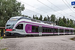 Stadler Flirt HSL:n väreissä Tuomarilan rautatieasemalla.