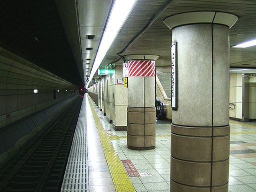 512px-JREast-Hatchobori-station-platform.jpg