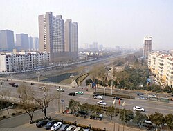 Jiyuan - pohled z hotelu Jiyuan Century na Manghe N St, pic01.jpg