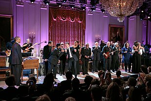 Timberlake (center) and Steve Cropper performing at the White House, 2013, with President Barack Obama on the left. Justin Timberlake and Steve Cropper performing at the White House.jpg