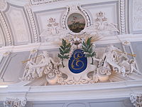 Лепной декор с инициалами Екатерины в большом зале дворца.