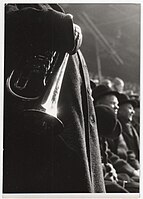 Křídlovka, hudební nástroj drží pan Antoš, kapelník kapely která vždy uváděla sportovní utkání herci-novináři, zimní stadion 1960, utkání v hokeji