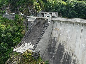 Водосброс с трамплином плотины Мареж