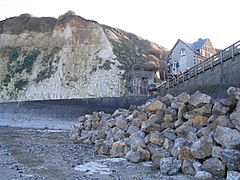 Une vue des premières couches de roches à marée basse.