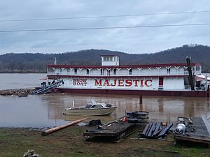 Teaterbåten «Majestic» strandert under flom ved Manchester, Ohio i februar 2020.