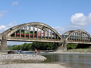Пассажирский поезд на мосту через р. Гумиста