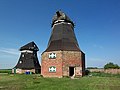 Windmühlenkomplex, bestehend aus zwei Windmühlen