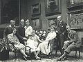Familiefoto uit 1928 van Gustav Krupp von Bohlen und Halbach, zijn vrouw Bertha en hun kinderen. Zoon Claus, naar wie Klausheide is genoemd, zit geheel rechts vooraan.