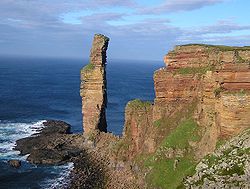 Skalní věž Old Man of Hoy v Orknejích