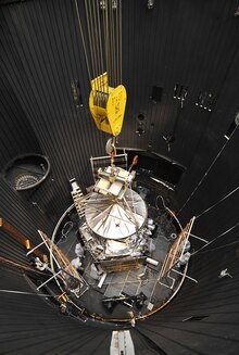 Photographie de Juno dans une chambre à vide pour effectuer des tests thermiques.