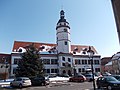 Town Hall (Rathaus) Inbniet bejn l-1559 u l-1561 minn Paul Widemann u Hieronymus Lotter fl-istil Rinaxximent Ġermaniż. Huwa simili ħafna għall-Altes Rathaus f'Leipzig (mibnija fl-1556/57), Pegau