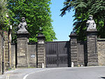 Главные ворота, домик и стена Петворт-хауса