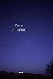 Fomalhaut ist der hellste Stern im Sternbild Piscis Austrinus (Mitte)