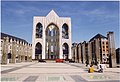 Am Ende der Umgestaltung des Place Saint-Lambert wurde im Jahr 2000 ein mit Planen eingehülltes Gerüst als 1:1 Massenmodell des Ostchores der Cathédrale Notre-Dame-et-Saint-Lambert aufgestellt, Besucher konnten das Gerüst über Treppen besteigen