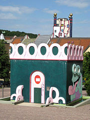les toilettes, Plochingen, (2007), im Hintergrund Hundertwasserhaus Plochingen