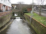 El riu a Brent Cross: la carretera A406 North Circular i la A41 Hendon Way es troben aquí; una petita resclosa desvia l'aigua cap al Brent Reservoir.