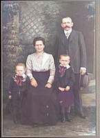 Rodiče Jana Rajlicha Karel Vojtěch Rajlich a Marie Rajlichová se syny Jaroslavem a Karlem, kolem 1913
