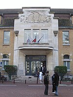 Façade du lycée Marie-Curie (Sceaux) (Hauts-de-Seine, académie de Versailles) où sont arborés trois drapeaux : le drapeau du conseil régional (identique ou proche de logo de 2000), le drapeau national et le drapeau européen.
