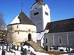 Karner mit Kirche im Hintergrund