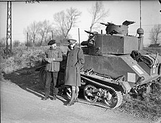 Le général Andrew McNaughton, commandant en chef des armée canadiennes (à droite)