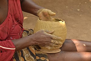 Hand building a jar. Traditional pottery in Nigeria (Ikpu ite) 11.jpg