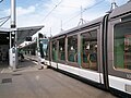 Eurotram bei der Straßenbahn Strasbourg: breite Einstiege beschleunigen den Fahrgastfluss, breite einteilige Schiebetüren haben jedoch längere Schließzeiten zur Folge