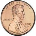 Deviza « IN GOD WE TRUST », pe o monedă de un cent din Statele Unite ale Americii, datând din 2003, bătută la Denver
