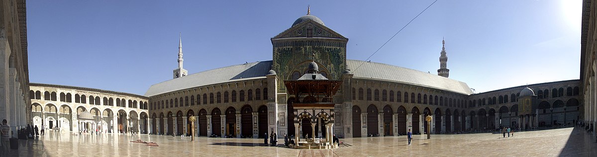 מבט פנורמי על החצר של המסגד האומיי בדמשק (לצפייה הזיזו עם העכבר את סרגל הגלילה בתחתית התמונה)