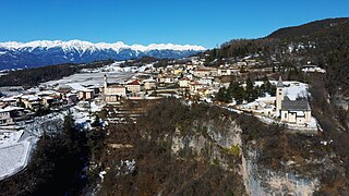 Vervò, im Hintergrund der eingeschneite Ilmenkamm