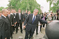Vlagyimir Putyin és George W. Bush az óriási ágyúgolyókat tekintik meg 2002-ben