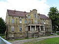 ehemaliges Gutshaus mit Brunnen und Grün- und Freiflächen