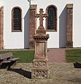 Grabkreuz (1948) für Pfarrer Peter Gerhards nahe der Pfarrkirche Sankt Martin in Zemmer-Schleidweiler