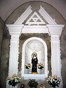 Detalle de altar con retablo neoclásico en la iglesia parroquial de Arroyo Cerezo, Castielfabib (Valencia).