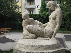 Lesende mit Kind (1930) von Rudolf Schmidt im Innenhof