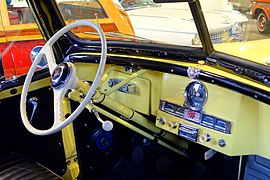 "ויליס אוברלנד ג'יפסטר" שנת 1950 - מבט לתא הנהג ולוח מחוונים