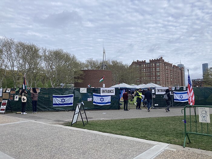 5月4日時的紮營情況，設立了單一出入口，旁邊被掛上數面以色列國旗