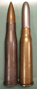 Primerjava naboja 8×56 R (levo) s starejšim nabojem 8×50 R Mannlicher (desno)