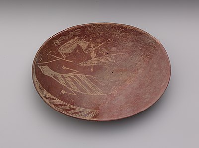 Assiette à décor blanc/rouge d'animaux sauvages. Nagada I, v. 3900–3650. Terre cuite peinte D. ~30 cm. Met