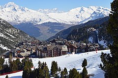 Arc 1950 gezien vanaf het zuidzuidwesten, met de Mont Blanc in de achtergrond (links)