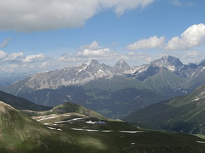 Blick zu den Bergüner Stöcken mit Piz Mitgel, Tinzenhorn und Piz Ela (v.l.n.r) hinten und Pizza Grossa vorne.