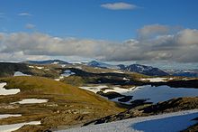 Foto einer Berglandschaft mit vereinzelten Schneefeldern