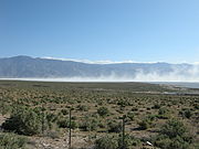 Ronddwarrelend alkalistof boven Owens Lake in april 2008