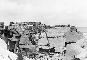 Rußland-Mitte.- Soldaten mit Wintertarnung an 8.5cm FlaK M39(r) im Erdkampf; PK 689