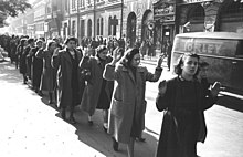 Captured Jewish women in Wesselenyi Street, Budapest, Hungary on 20-22 October 1944 Bundesarchiv Bild 101I-680-8285A-08, Budapest, Festnahme von Juden.jpg