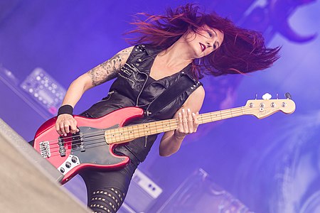 Bassistin Jeanine Grob