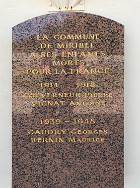 Plaque au cimetière en mémoire des victimes de la Première Guerre mondiale.