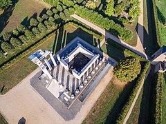 Luftbild auf den teilrekonstruierten Tempel