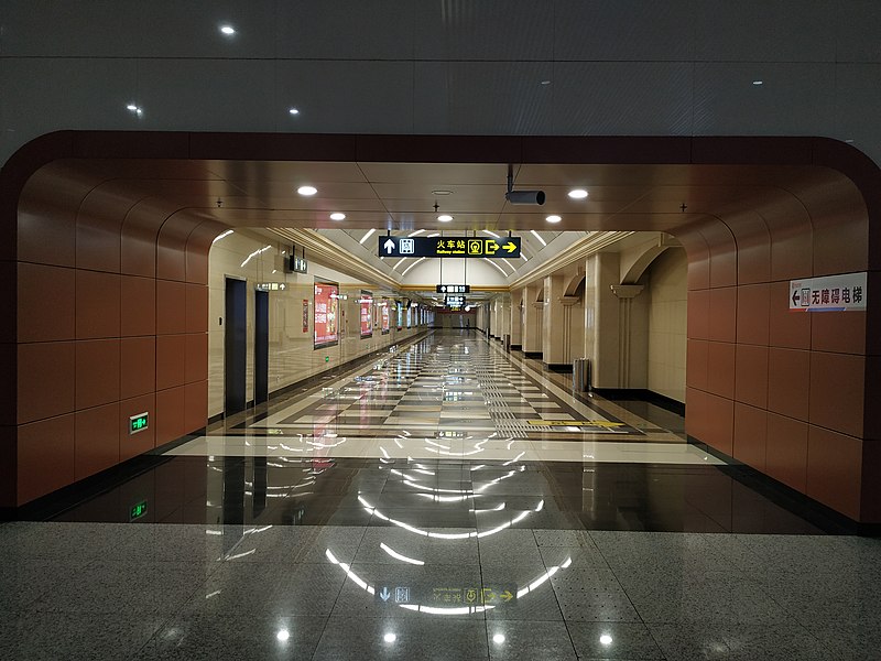 File:Connection Corridor between Harbin West Railway Station and metro station.jpg